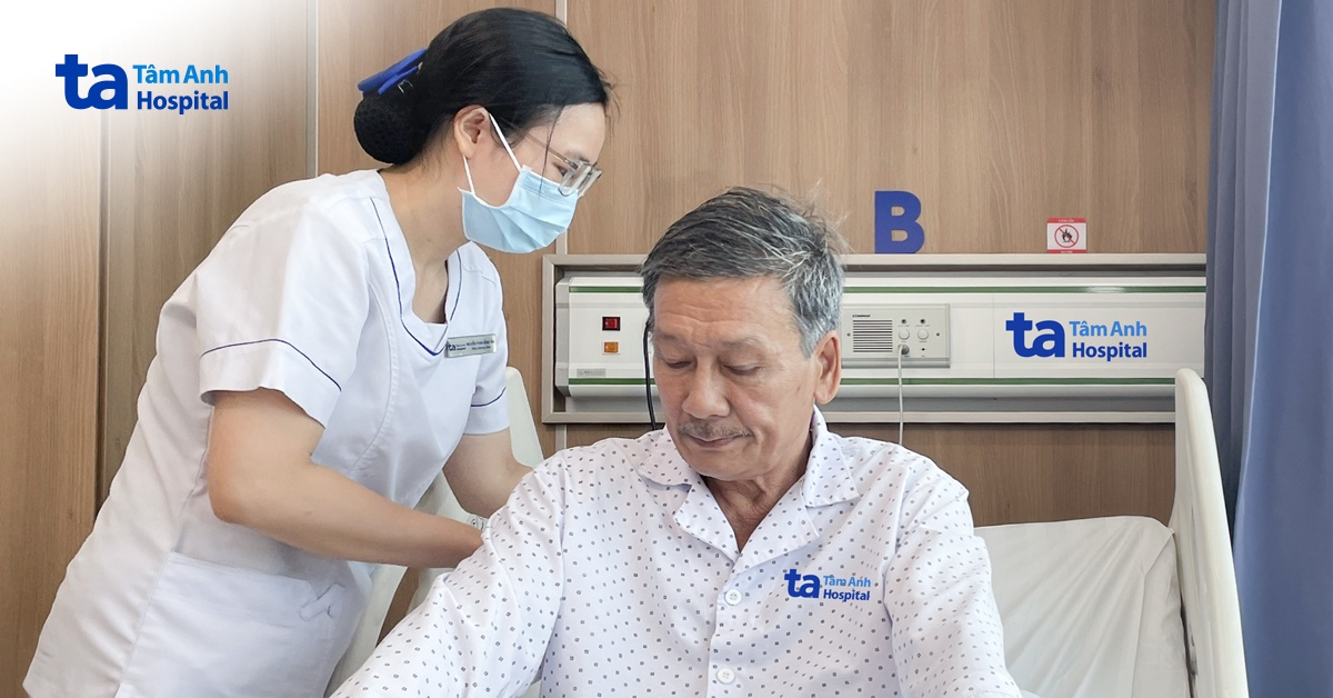 Khám đau ngực, phát hiện loét động mạch chủ kèm ung thư thận