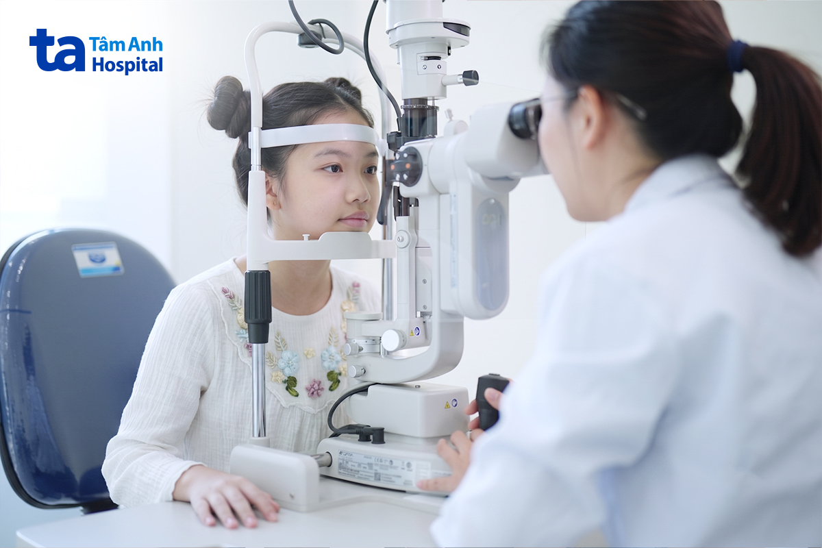 Bác sĩ khám mắt cho trẻ vị thành niên
