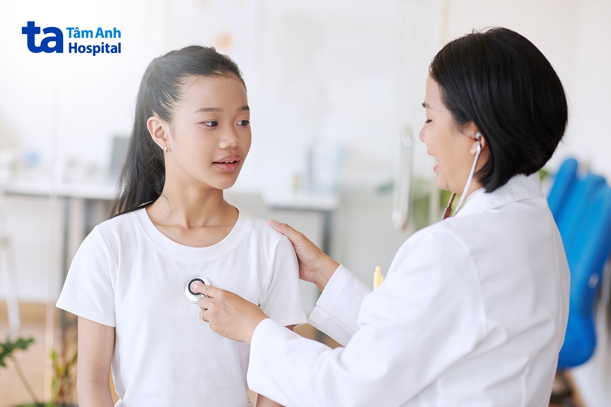 Bác sĩ thăm khám khi trẻ có dấu hiệu rối loạn nội tiết.