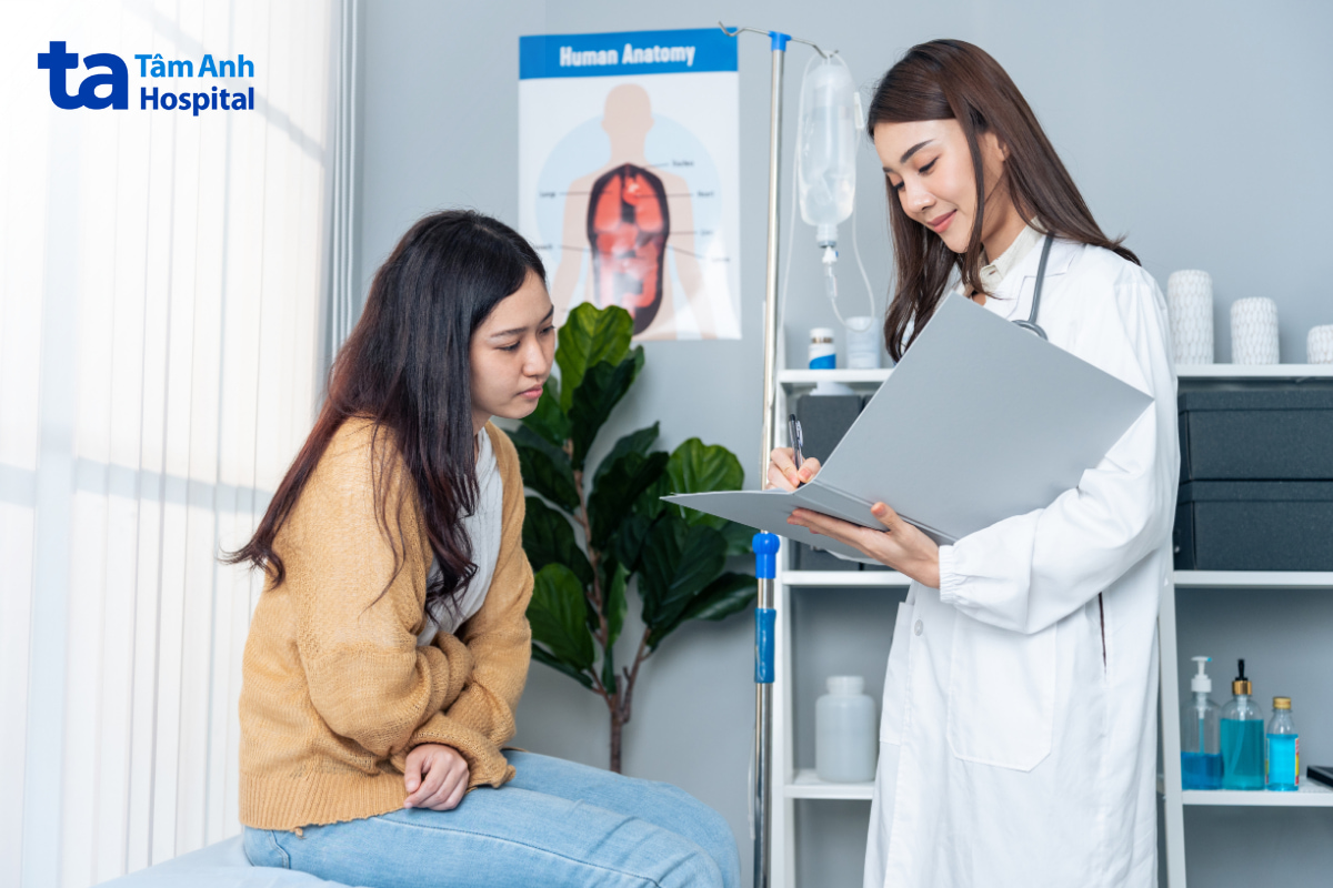 Bác sĩ thăm khám người bệnh có triệu chứng tiêu chảy kéo dài.