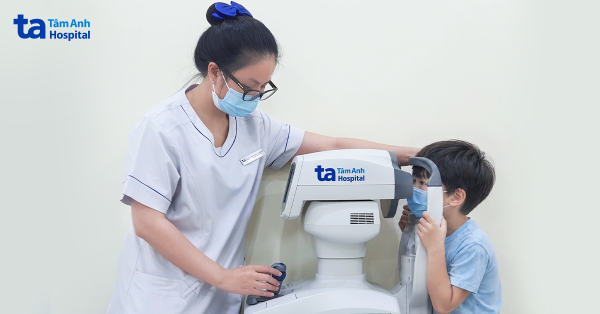 Khó đọc chữ, bé 7 tuổi phát hiện viễn thị