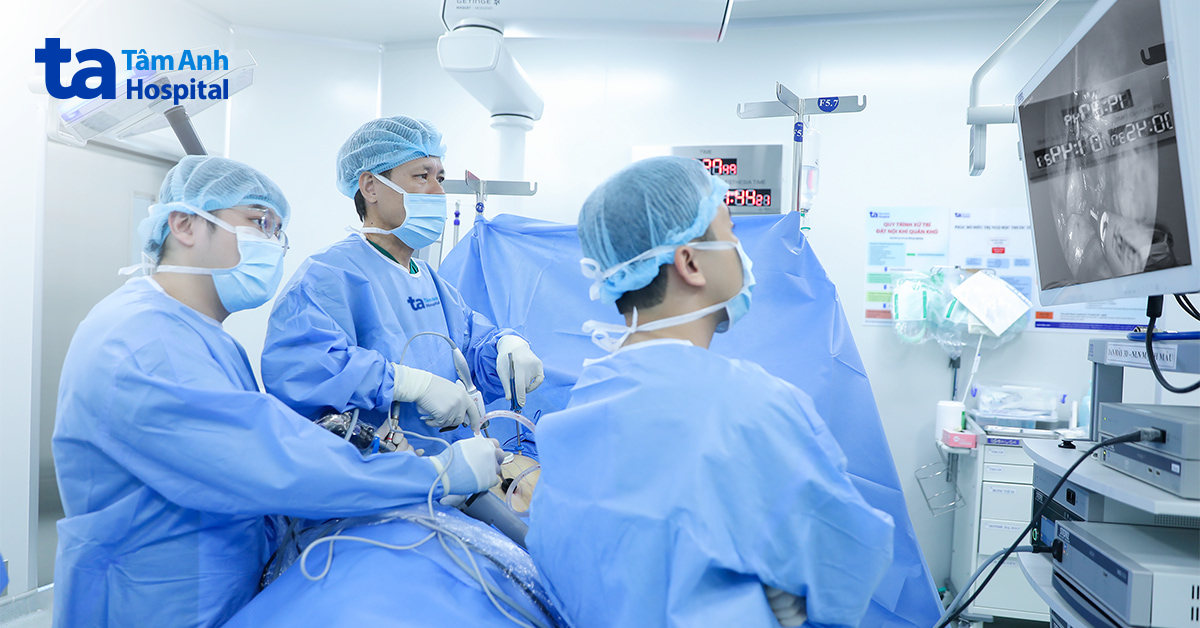 Khối u bằng quả bưởi xâm chiếm lồng ngực cô gái trẻ