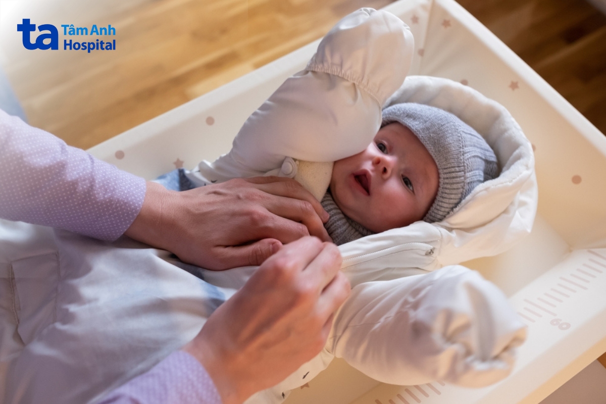 không nên mặc nhiều quần áo khi trẻ bị sốt