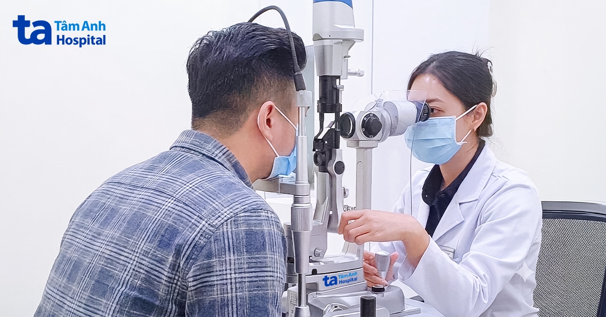 Mắt trái chỉ còn 1/10 vì tổn thương võng mạc do nắng