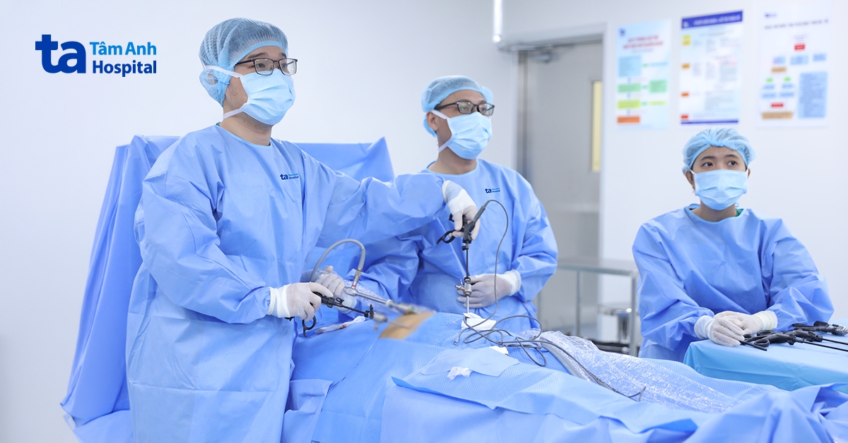 Mổ khẩn cứu người đàn ông thủng ruột non