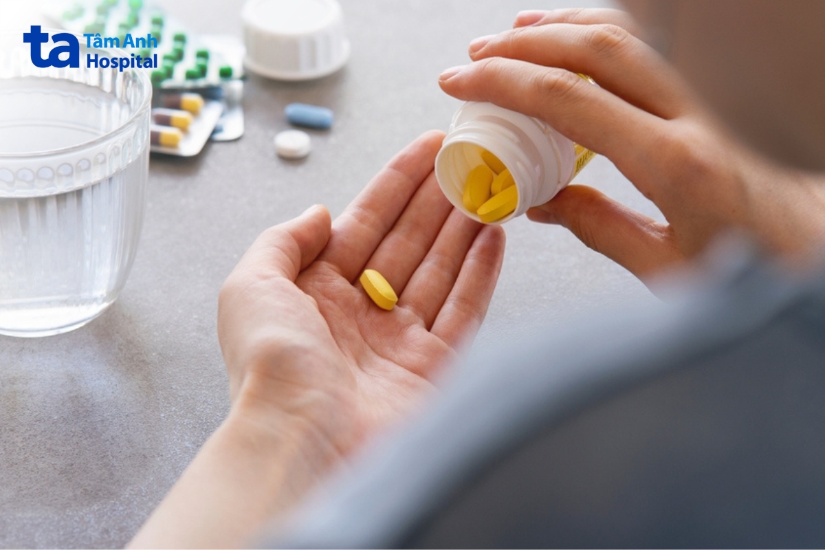 một số loại thuốc kích thích tạo hồng cầu, vitamin b12, sắt…