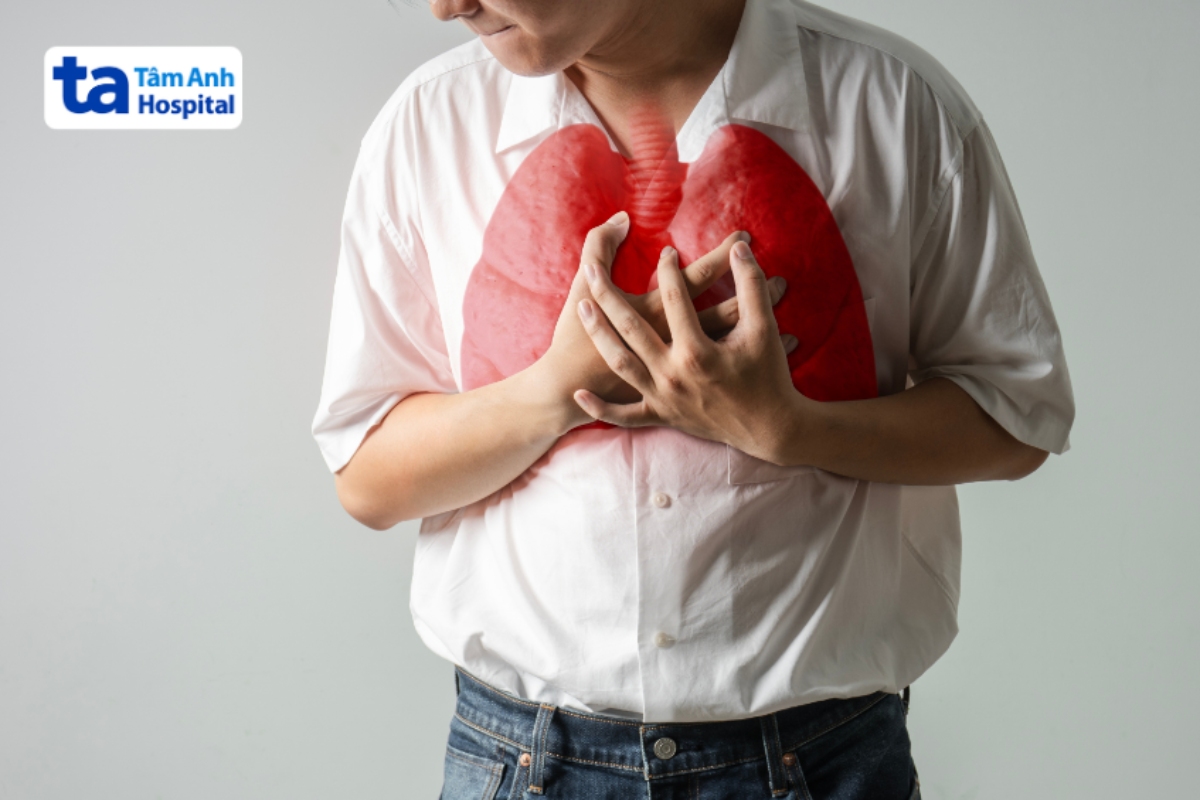 nam giới ôm ngực do đau dữ dội