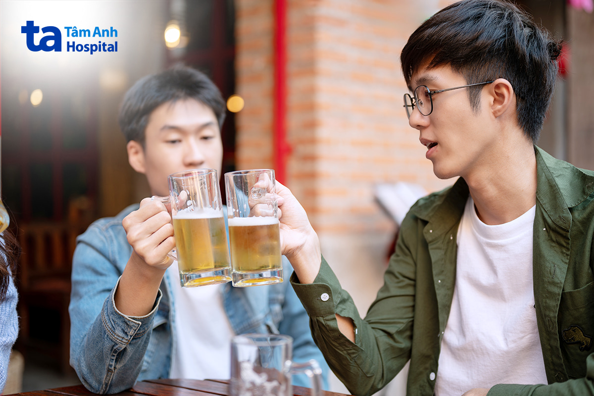 Nam giới uống bia làm tăng nguy cơ ung thư