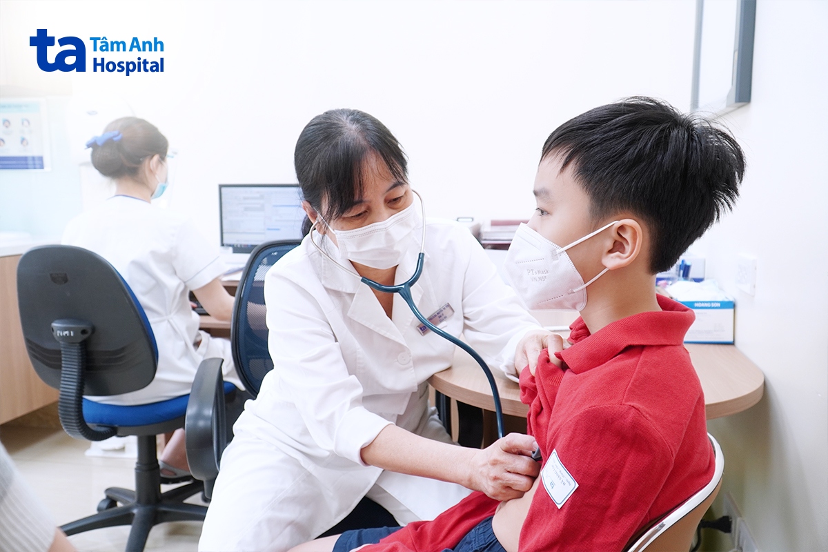 nên đưa trẻ đến cơ sở y tế chuyên khoa ngay khi xuất hiện các dấu hiệu nghi ngờ