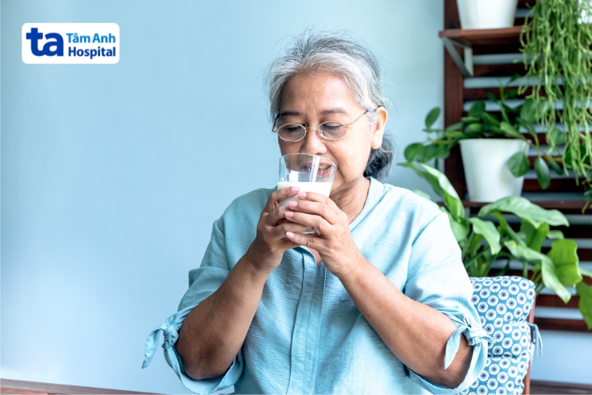 người bệnh nên nhịn ăn tối thiểu 8 tiếng, có thể uống nước lọc