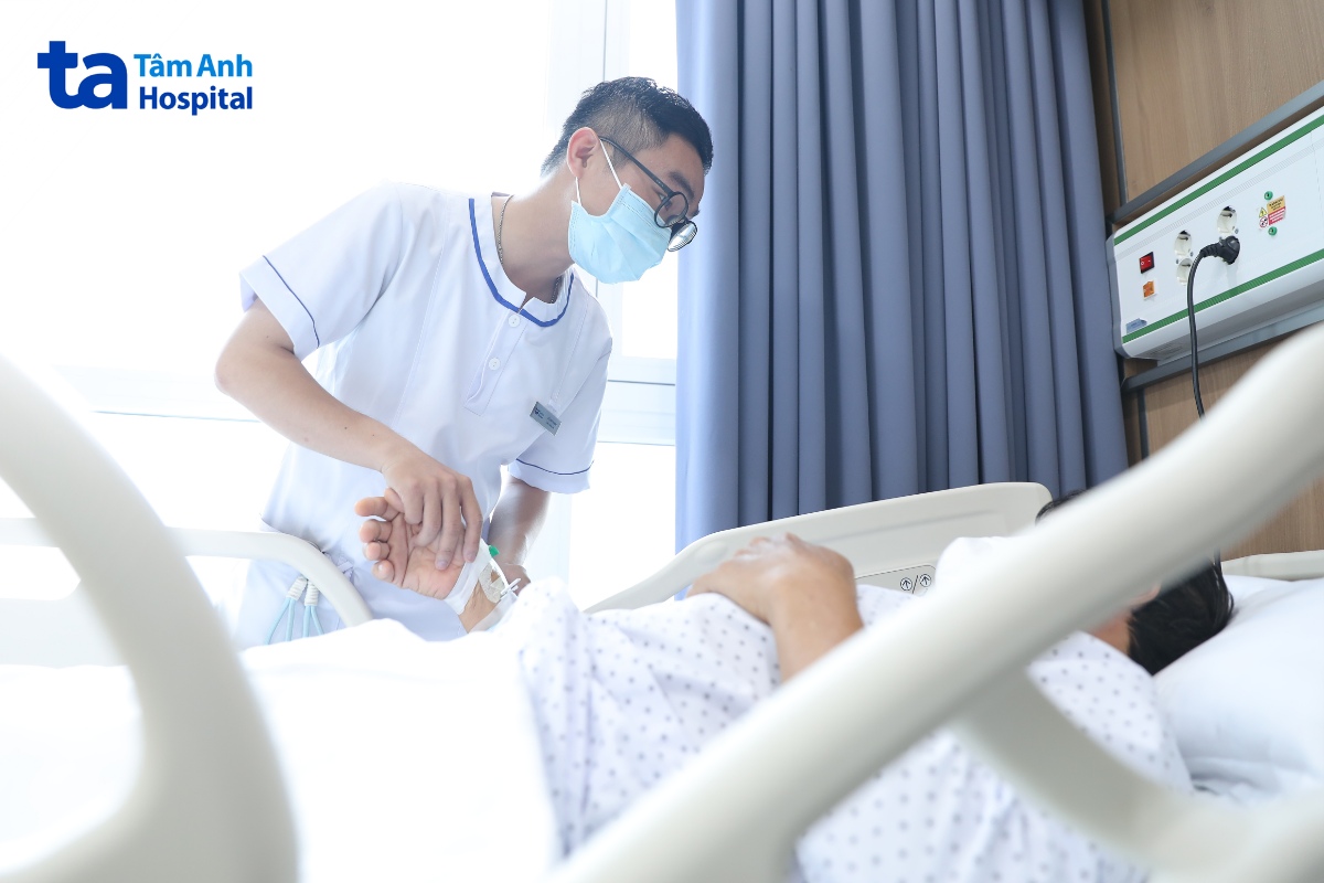 Người bệnh sau phẫu thuật được bác sĩ và nhân viên y tế theo dõi sát trong 24-48 giờ đầu tại bệnh viện