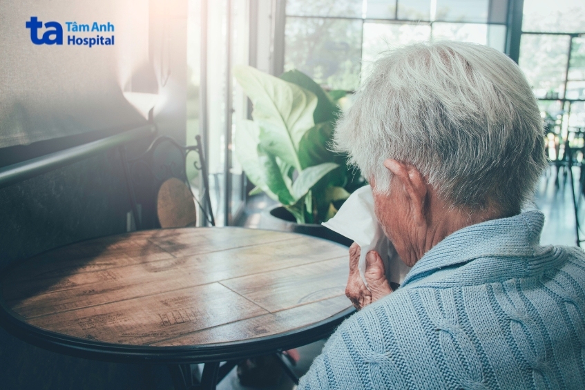 người bệnh viêm mủ màng phổi thường cảm thấy khó thở, hụt hơi, ho kéo dài, đau ngực…