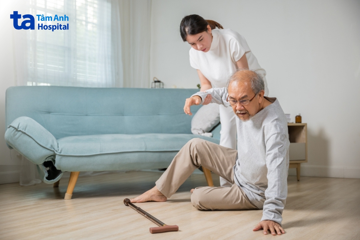 người già bị hạ đường huyết có thể run tay, lú lẫn, dễ té ngã…