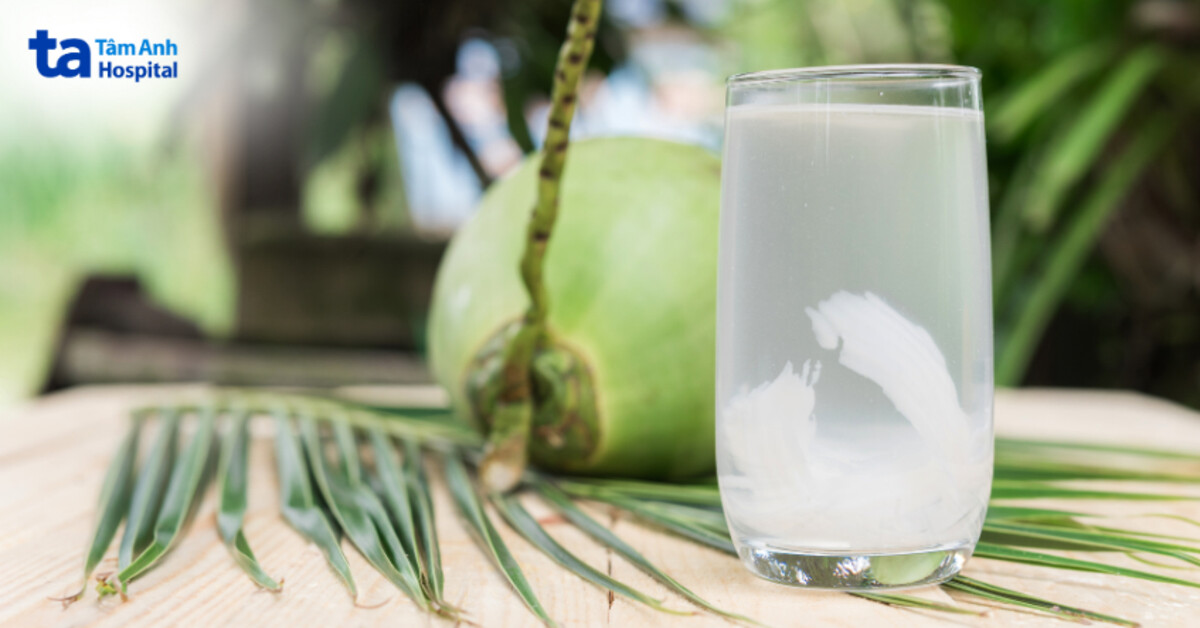 nước dừa cung cấp điện giải tự nhiên