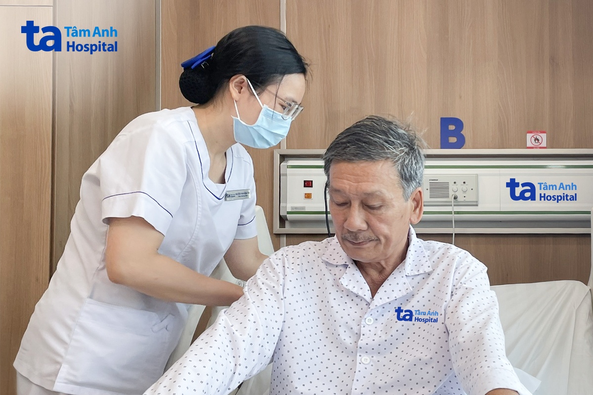 ông tuấn có thể ngồi dậy, vận động nhẹ nhàng sau một ngày hậu phẫu