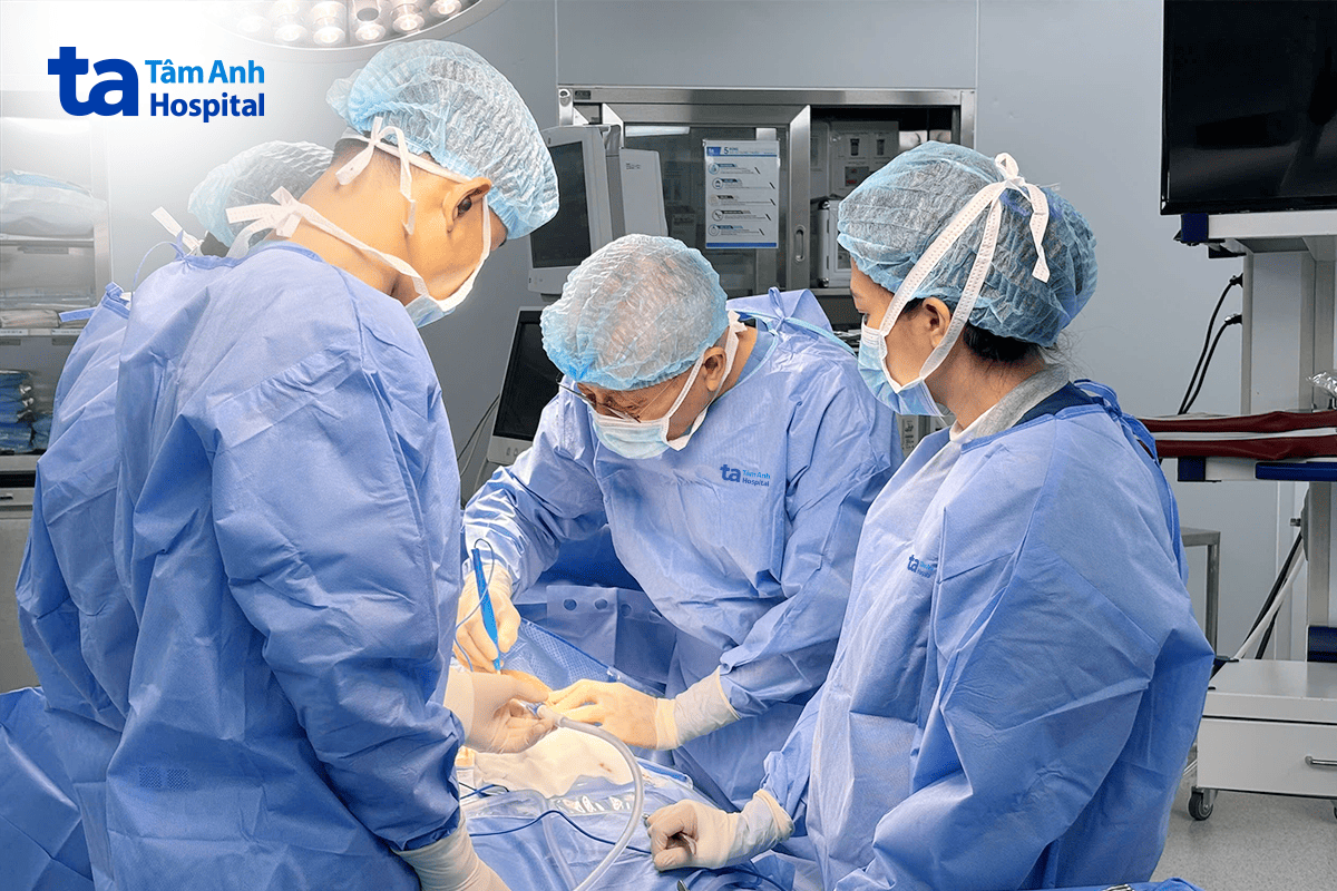 pgs hinh cùng ê-kíp phẫu thuật cho người bệnh