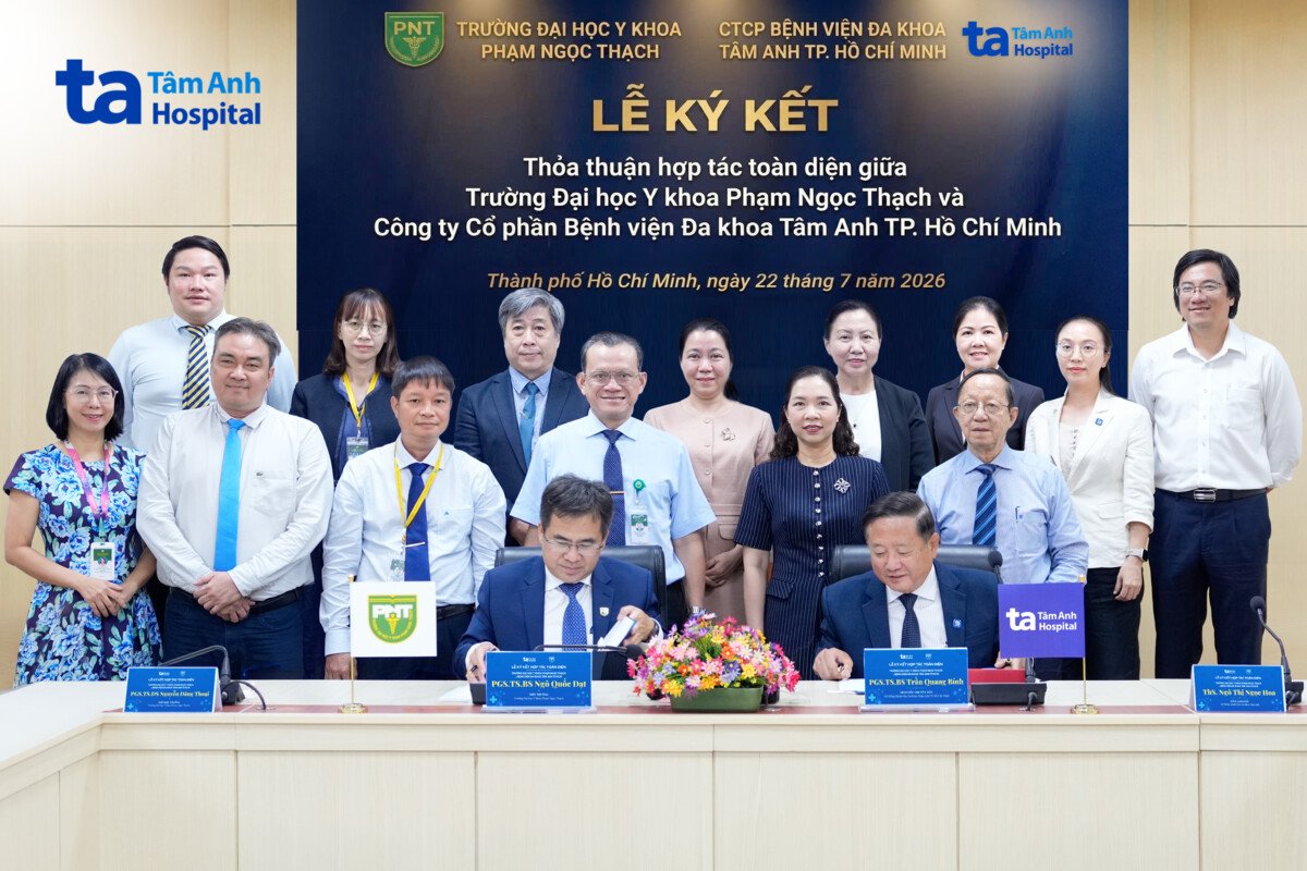 PGS.TS.BS Ngô Quốc Đạt (bên trái) và PGS.TS.BS Trần Quang Bính (bên phải) ký kết Thỏa thuận Hợp tác Toàn diện giữa hai đơn vị