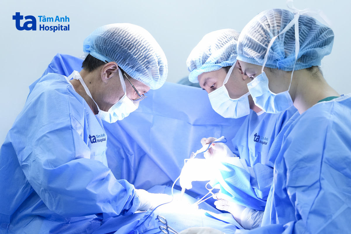 PGS.TS.BS Vũ Hữu Vĩnh (bên trái) phẫu thuật tuyến giáp cho người bệnh