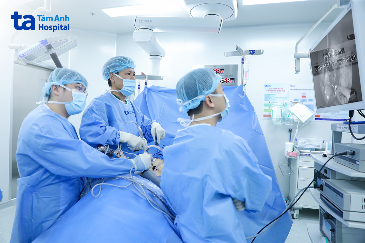 PGS.TS.BS Vũ Hữu Vĩnh (ở giữa) phẫu thuật sinh thiết cho người bệnh