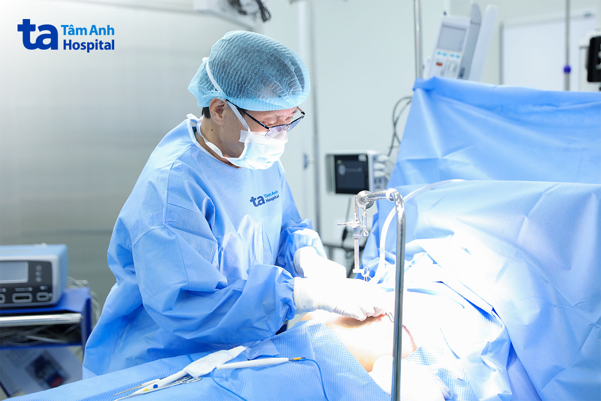 PGS.TS.BS Vũ Hữu Vĩnh phẫu thuật điều trị lõm ngực cho người bệnh