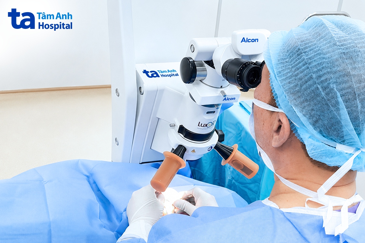 Phó giáo sư tiến sĩ bác sĩ Nguyễn Thanh Nam phẫu thuật điều trị mắt lác cho Thành. Ảnh: Bệnh viện Đa khoa Tâm Anh