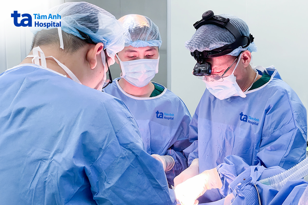 Phó giáo sư Vĩnh (bên phải) phẫu thuật tạo hình khí quản cho người bệnh