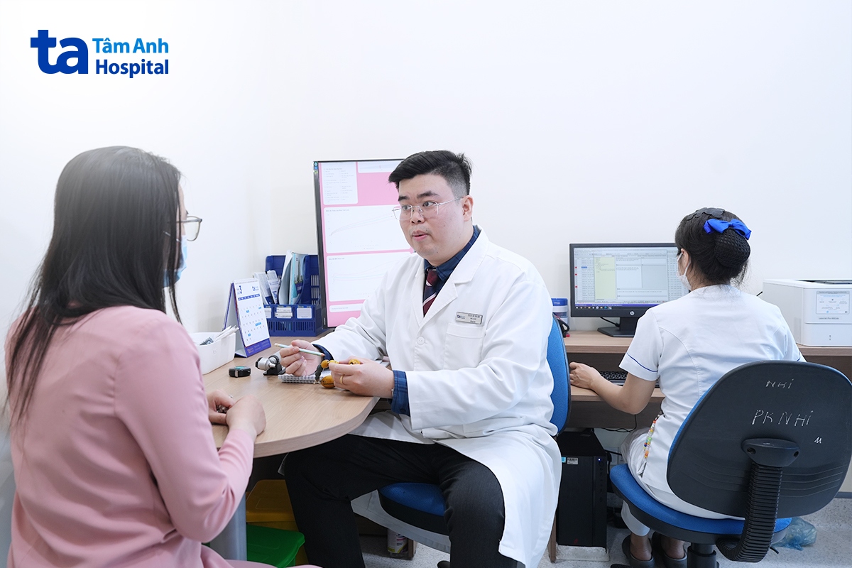 phụ huynh được bác sĩ tư vấn chi tiết