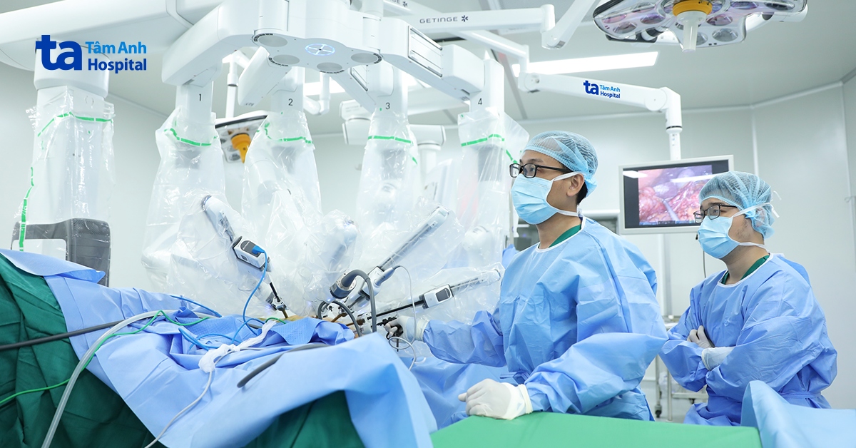 Robot cắt khối ung thư trực tràng tái phát