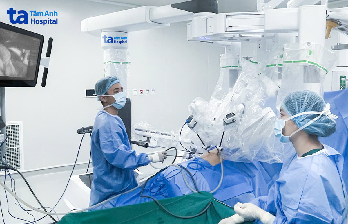 Robot Da Vinci Xi thế hệ mới hỗ trợ êkíp lấy mẫu u phổi sinh thiết kết hợp triệt căn ung thư trong cùng cuộc mổ