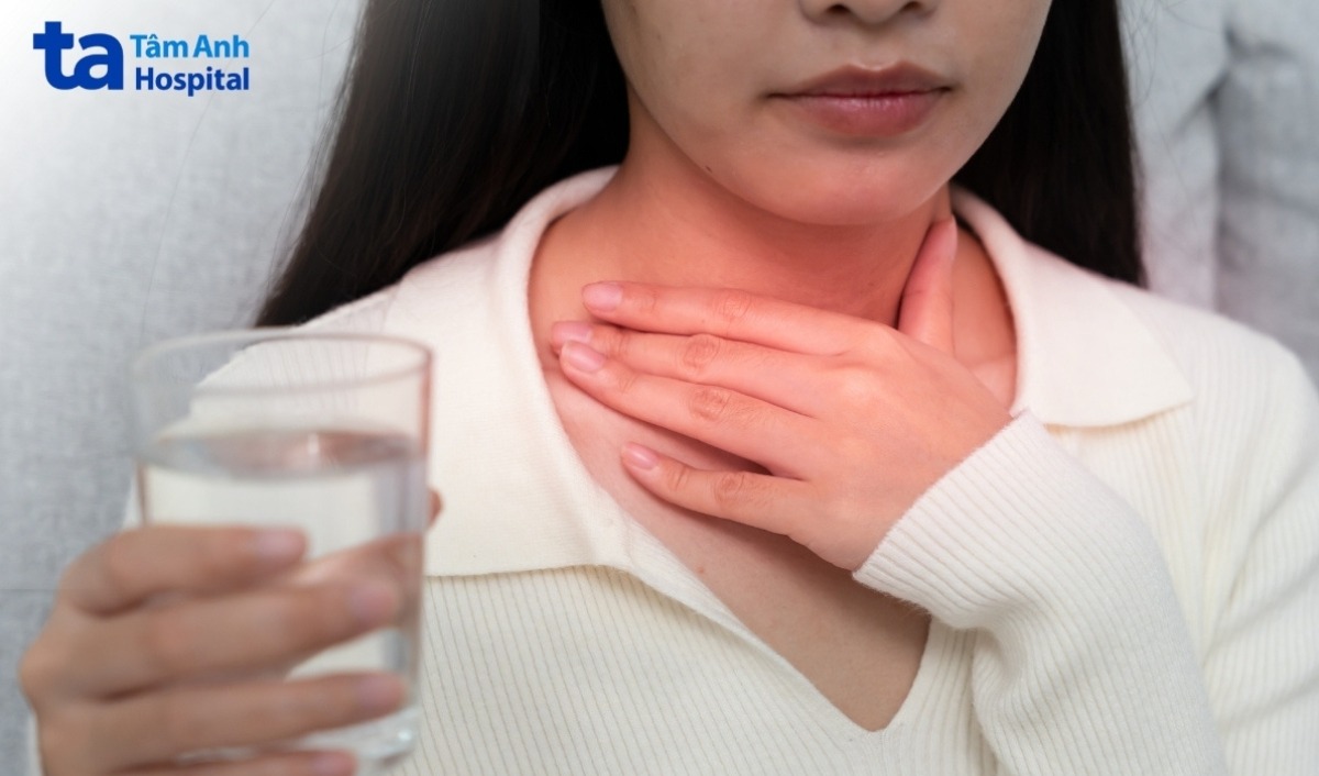 đau họng kèm sốt do vi khuẩn