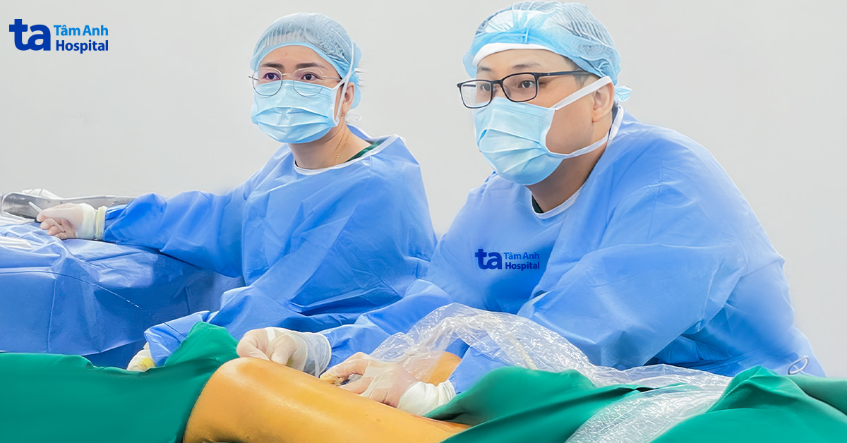 Suy tĩnh mạch nặng do đứng 16 tiếng mỗi ngày suốt 30 năm