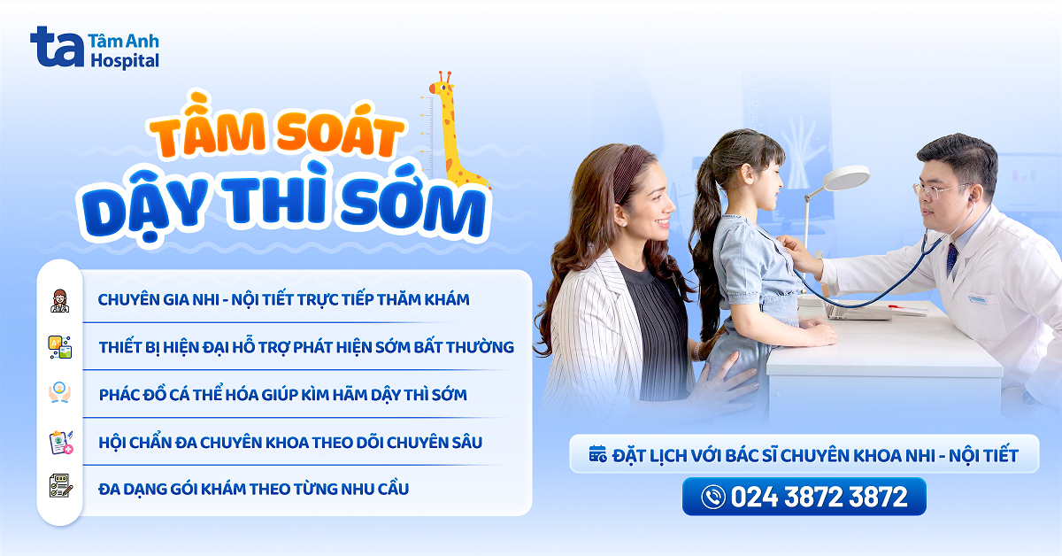 Bác sĩ Bệnh viện Tâm Anh khám sàng lọc dậy thì sớm cho bé gái, có mẹ đi cùng.