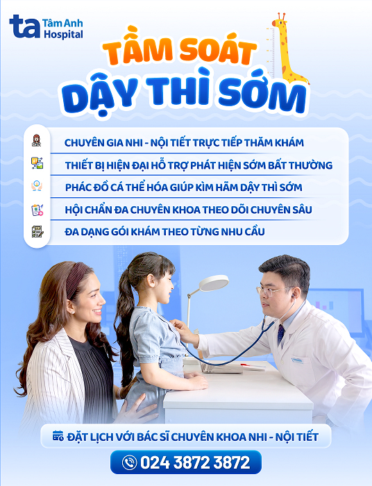 Bác sĩ đang khám sàng lọc dậy thì sớm cho bé gái tại Bệnh viện Tâm Anh, có mẹ đi cùng.