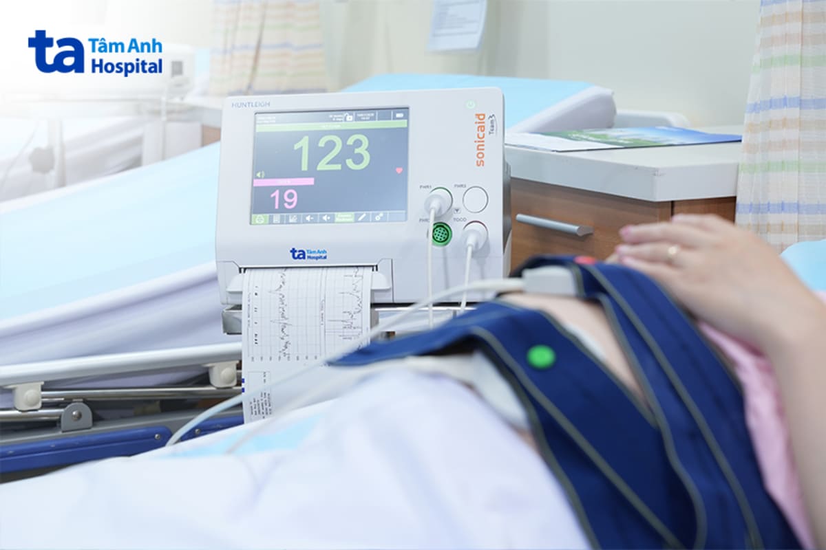 thai phụ đang được theo dõi tim thai và cơn co tử cung