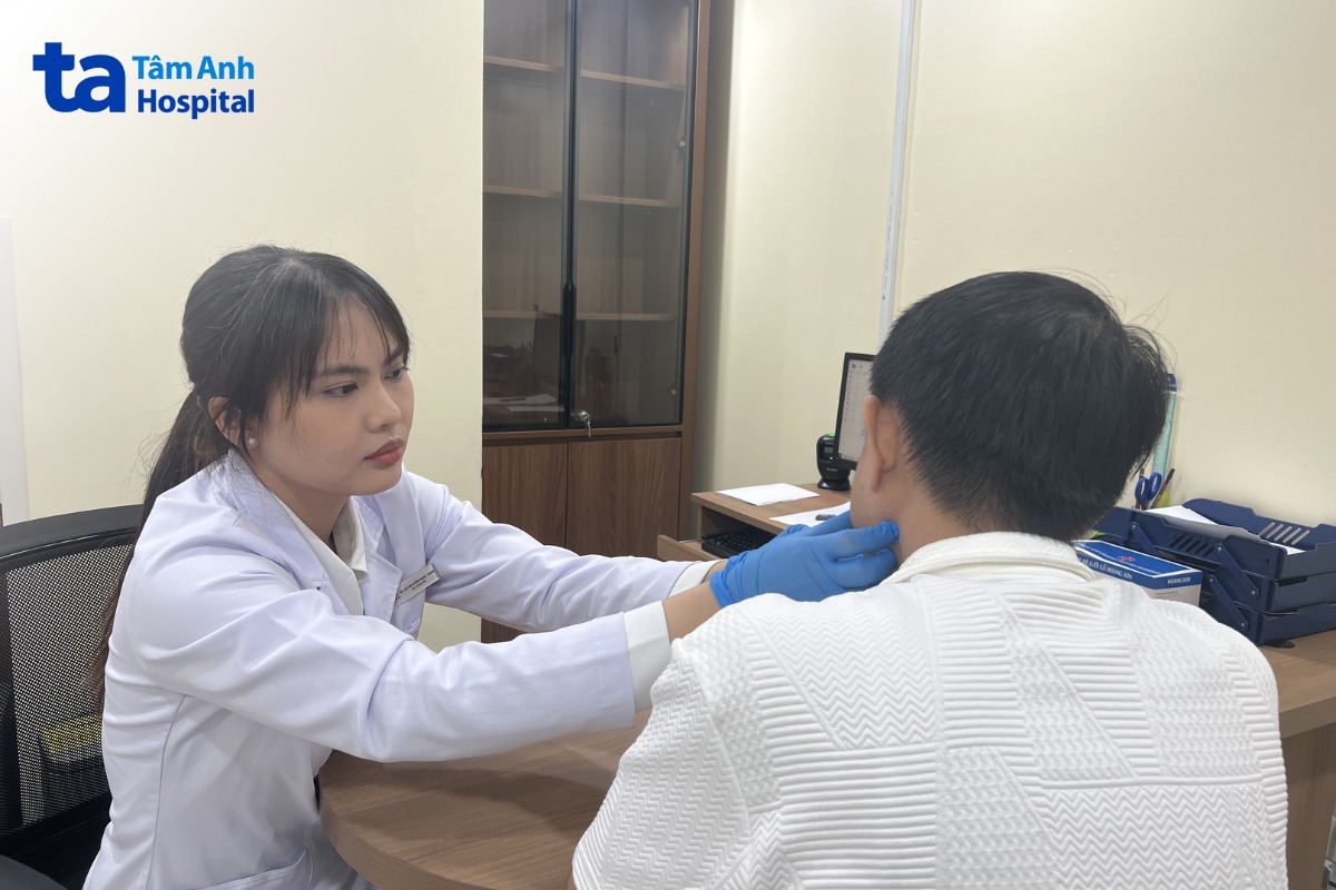 thăm khám bác sĩ kiểm tra da