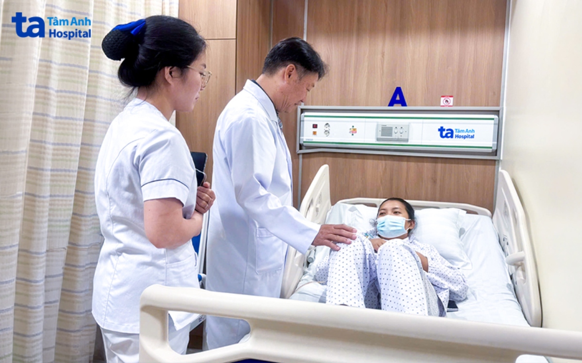 thăm khám người bệnh sau phẫu thuật