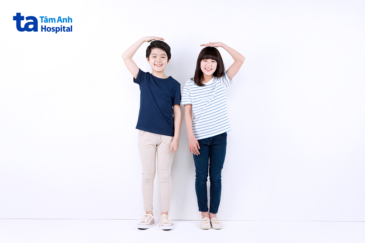 Bé trai và bé gái thay đổi thể chất khi dậy thì