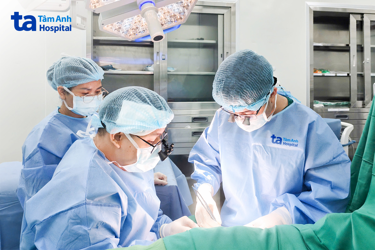 ThS.BS.CKI Nguyễn Đức Nghĩa (trái) và êkíp Ngoại lồng ngực - Mạch máu phẫu thuật bắc cầu động mạch cánh tay cho bệnh nhân