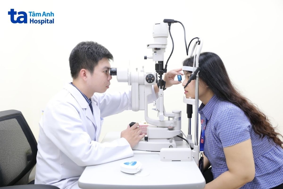 ThS.BS Dương Minh Phúc, Trung tâm Mắt Công nghệ cao, Bệnh viện Đa khoa Tâm Anh TP.HCM (Cơ sở P.Tân Sơn Hòa, Q.Tân Bình cũ) đang thăm khám cho người bệnh.