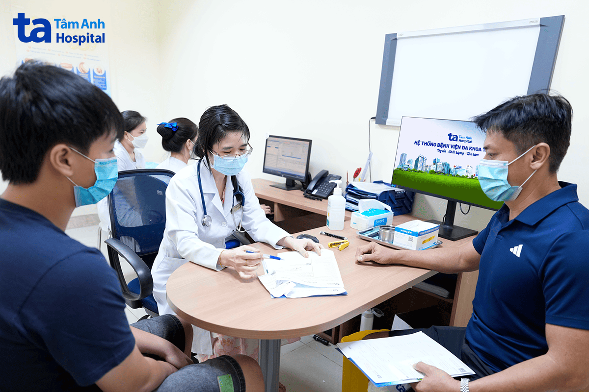 ths.bs lê thị ngọc khám sức khỏe cho trẻ tại khoa nhi