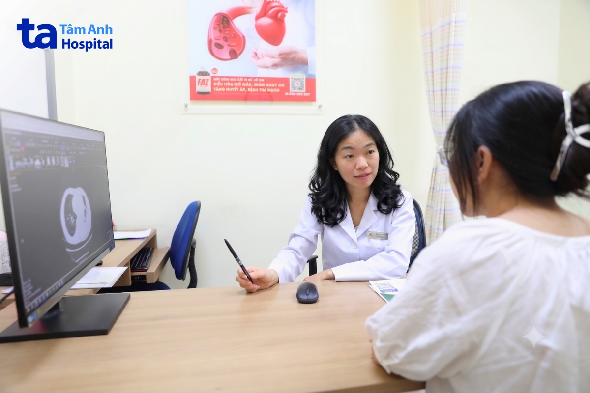 ths.bs lê thị thu thủy đang tư vấn cho khách hàng