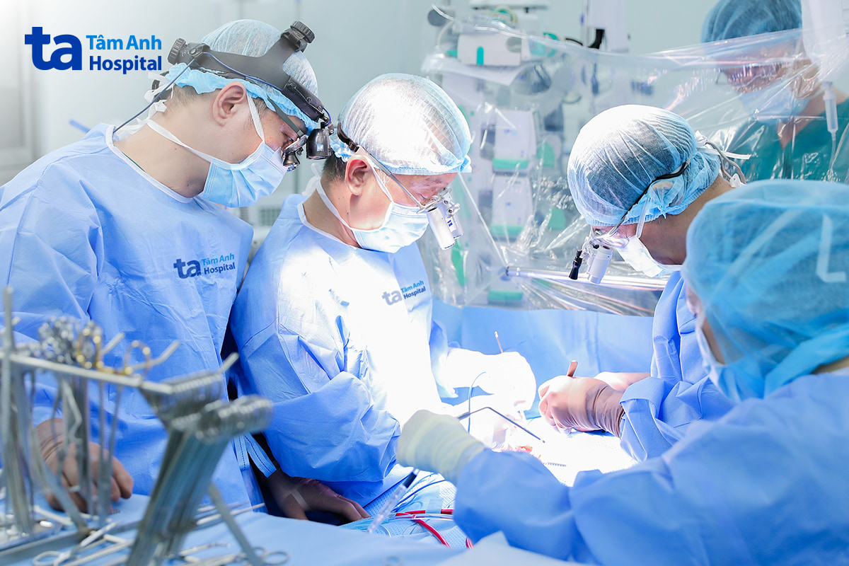 ThS.BS Nguyễn Minh Trí Viên (thứ hai từ trái qua) cùng êkíp Ngoại Tim mạch phẫu thuật cho bệnh nhi