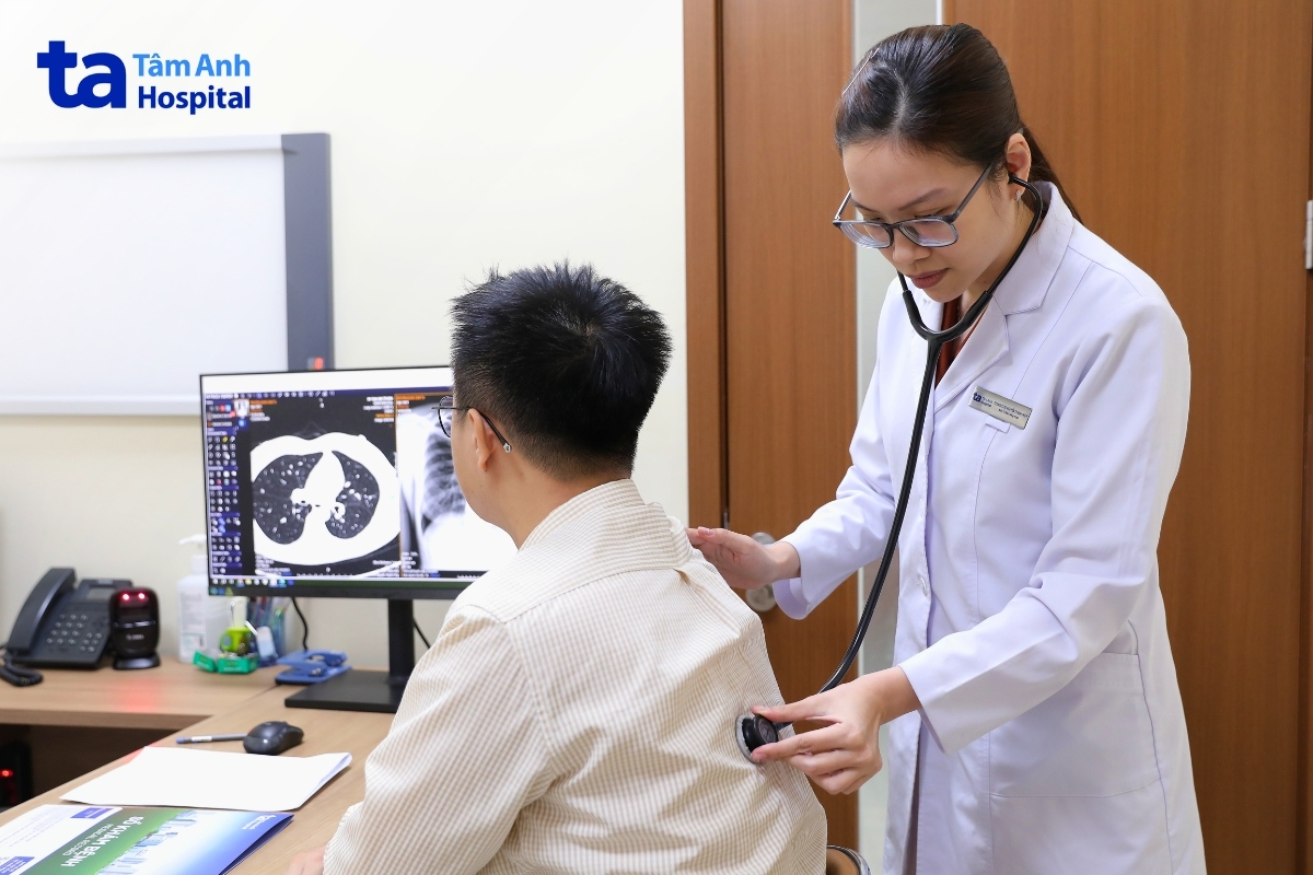 ths.bsnt.cki nguyễn thanh thùy đang khám cho bệnh nhân