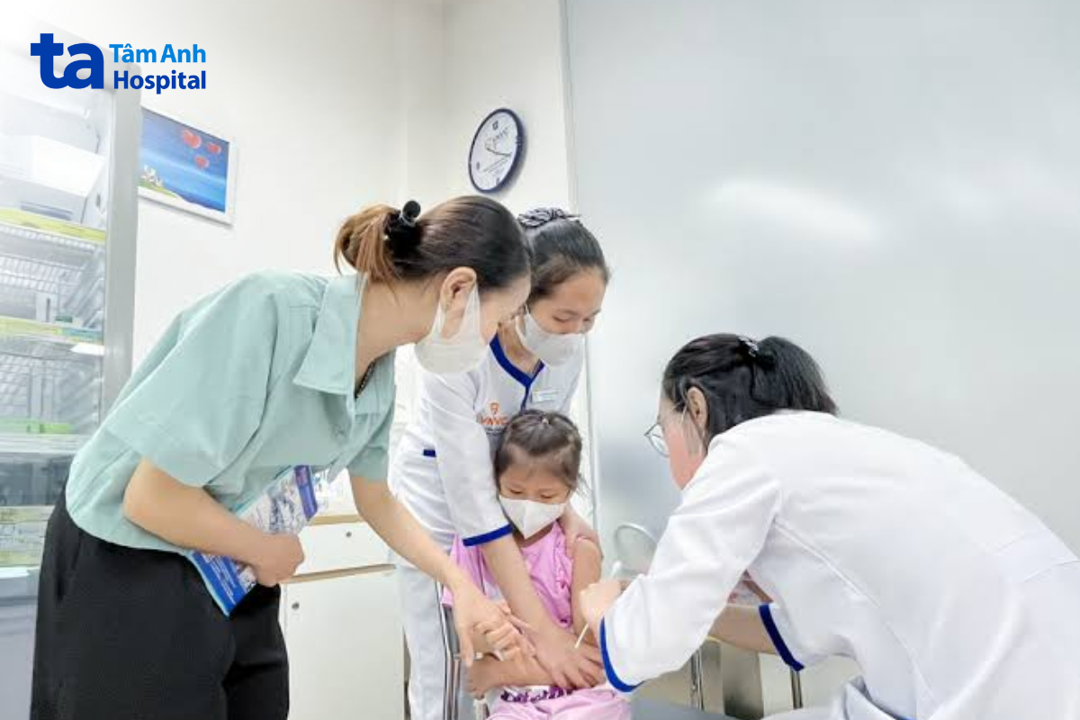 tiêm vắc xin cho em bé gái