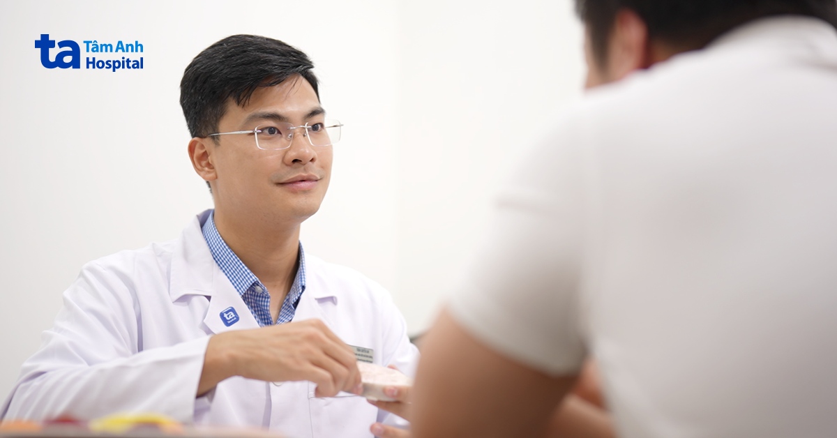 Tiến sĩ An đang tư vấn chế độ dinh dưỡng cho người bệnh. Ảnh. Bệnh viện Đa khoa Tâm Anh.