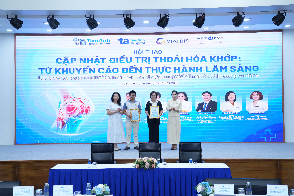 Đại diện trao chứng nhận tại hội thảo thoái hóa khớp