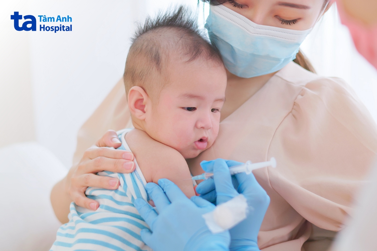 trẻ bị sốt sau tiêm chủng