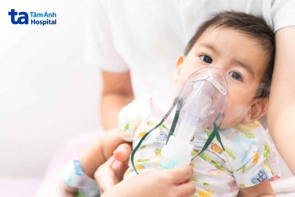 trẻ bị tắc nghẽn đường thở hoặc viêm phổi cần nhập viện theo dõi