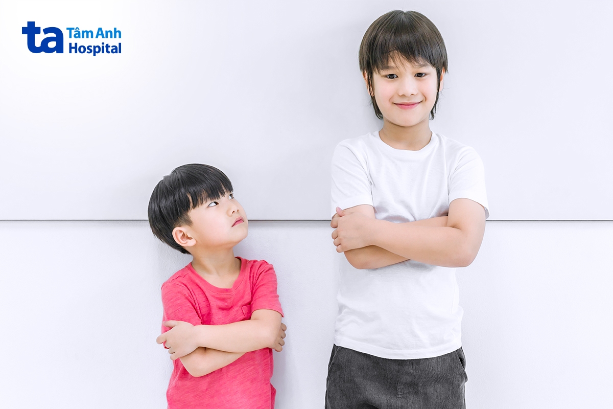 trẻ cao nhanh hơn rõ rệt so với bạn cùng lớn là dấu hiệu phụ huynh cần quan tâm