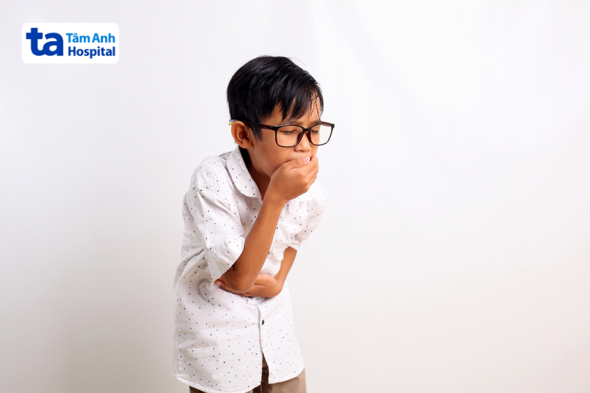 Trẻ đau bụng, buồn nôn do tiêu chảy cấp.